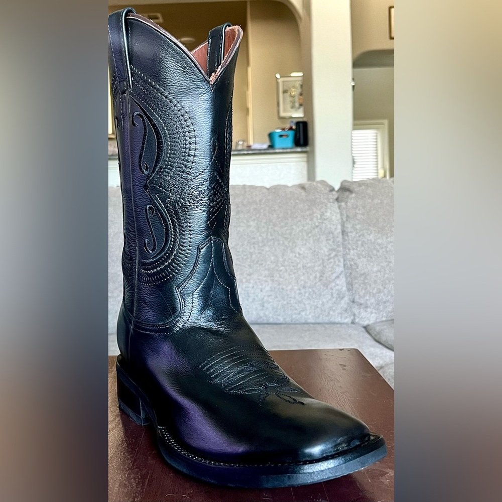 Sleek Black Western Cowboy Boots